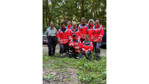 Die Rettungshundestaffel vom DRK Friedberg e.V. mit Försterin Bhavana Kaiser Die Mitglieder der Rettungshundestaffel posieren mit Försterin Bhavana Kaiser