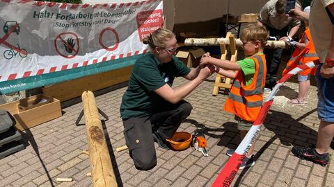 Sägen mit der Kindermotorsäge Sägen mit der Kindermotorsäge
