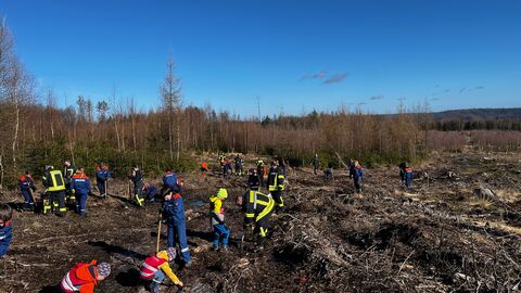 Gruppe Kinder in Feuerwehrkleidung auf der Pflanzfläche