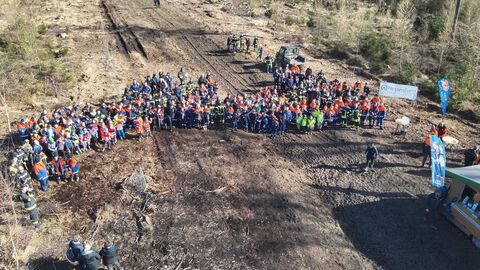 Die zweite Gruppe des pflanzwilligen Feuerwehrnachwuchses 