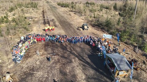 Die zweite Gruppe des pflanzwilligen Feuerwehrnachwuchses 
