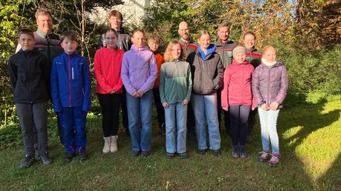 Die Gruppe der Mädchen und Jungen, die im Forstamt Burghaun am Zukunftstag teilgenommen haben. 