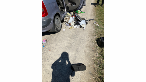 Müll liegt neben einem Auto. 