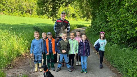 Die Vorschulkinder mit dem Revierleiter Johannes Blackert und Jagdhund. 