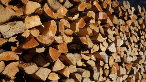 Aufgestapeltes Brennholz